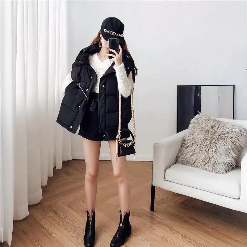 棉马甲搭配微喇牛仔裤,黑色马甲搭配牛仔裤秋冬季