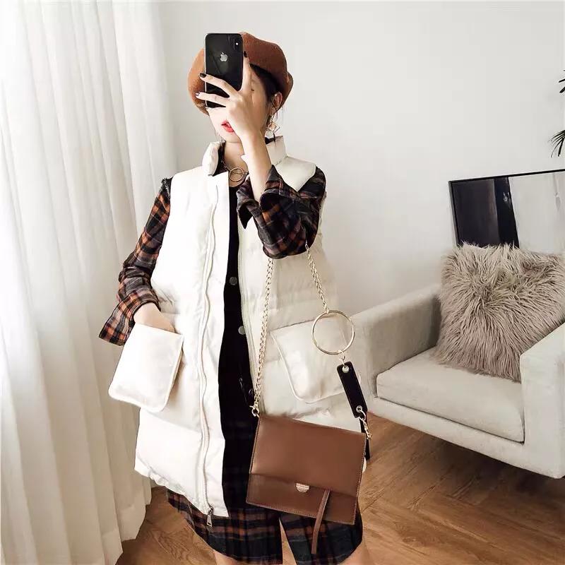 棉马甲搭配微喇牛仔裤,黑色马甲搭配牛仔裤秋冬季