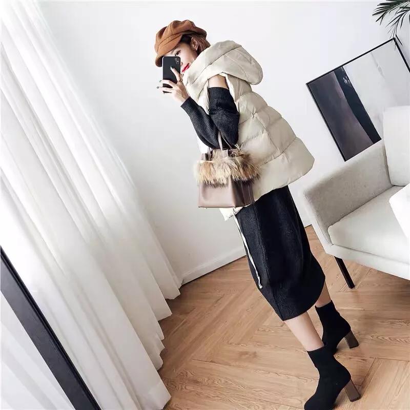 棉马甲搭配微喇牛仔裤,黑色马甲搭配牛仔裤秋冬季