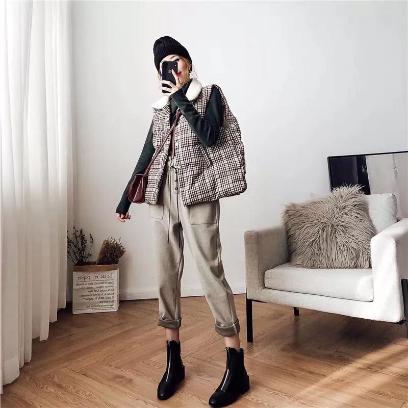 棉马甲搭配微喇牛仔裤,黑色马甲搭配牛仔裤秋冬季