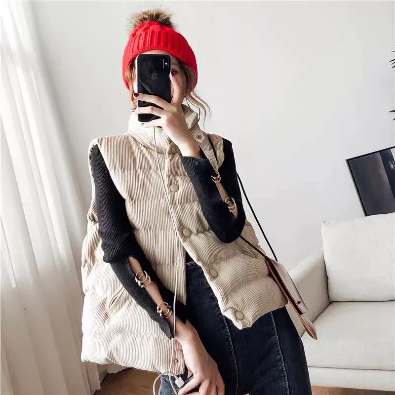 棉马甲搭配微喇牛仔裤,黑色马甲搭配牛仔裤秋冬季