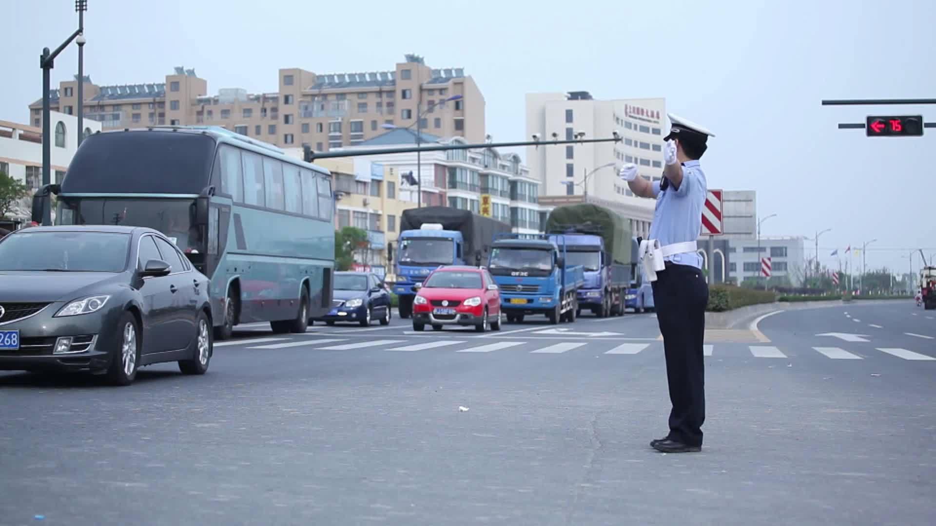 三十年薪火相传“为民”承诺*党**旗红——记建湖县公安局交警大队上冈中队