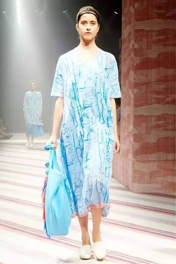 棉麻布料适合做什么款式的衣服,最时尚面料柔软的衣服