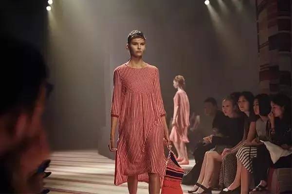 棉麻布料适合做什么款式的衣服,最时尚面料柔软的衣服