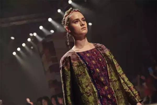 棉麻布料适合做什么款式的衣服,最时尚面料柔软的衣服