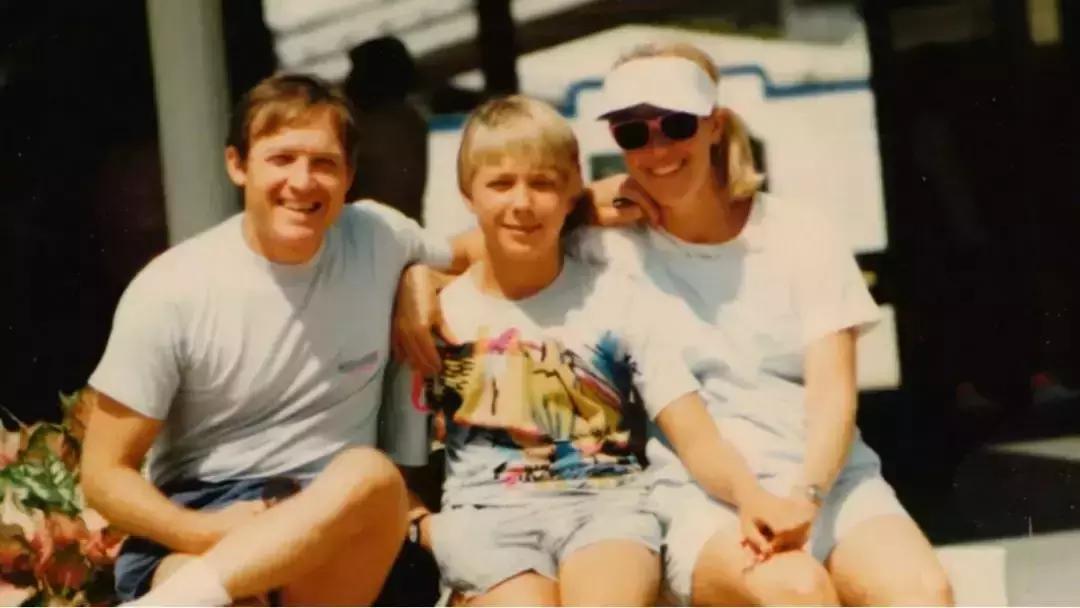 美国人智商欠费,川普带头追捧这个网红,结果全被骗