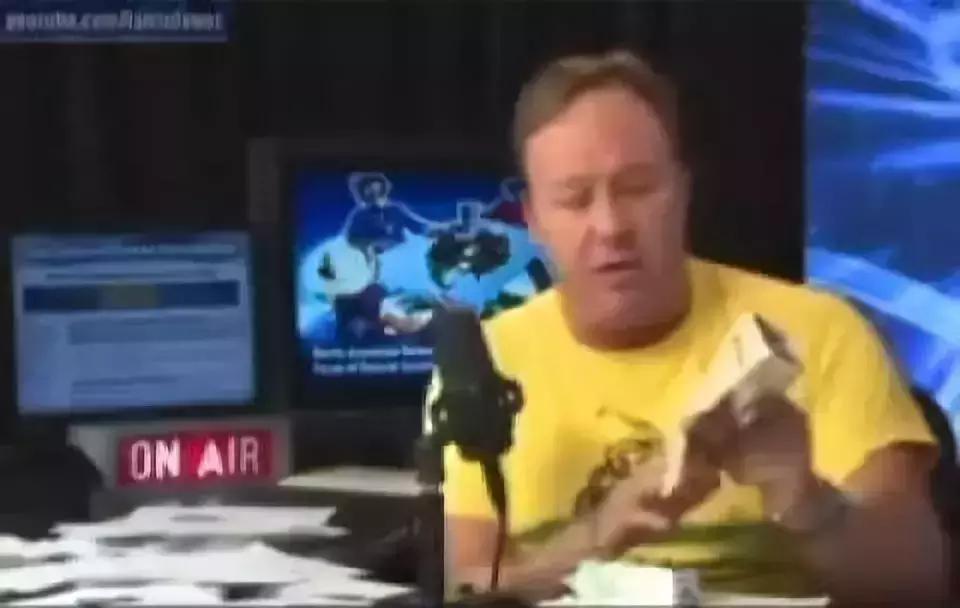 美国人智商欠费,川普带头追捧这个网红,结果全被骗