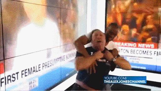 美国人智商欠费,川普带头追捧这个网红,结果全被骗