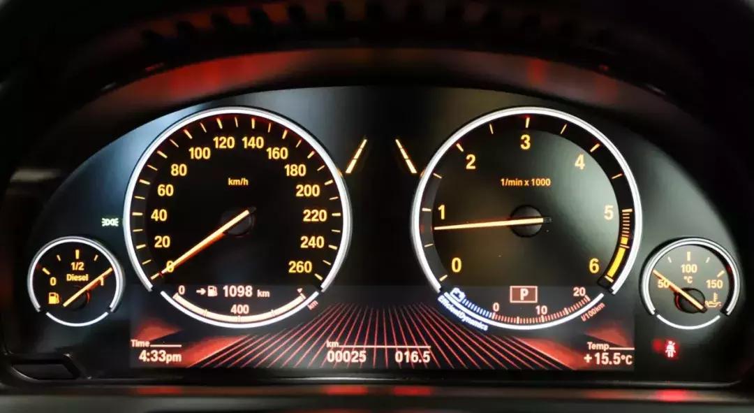 用这台3.0T的大宝马，来感受这座到处充斥着慢节奏的年轻城市