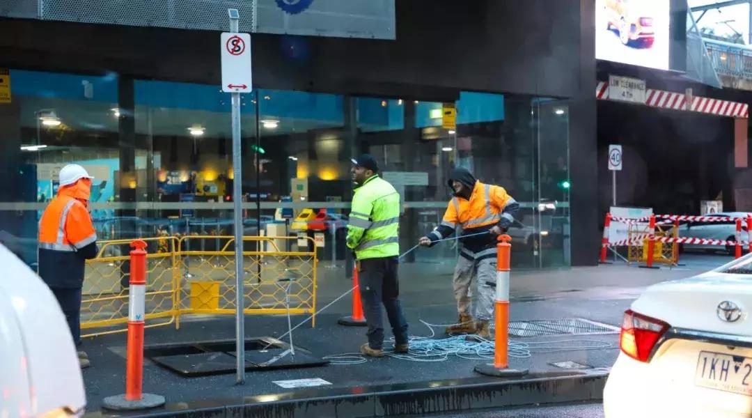 用这台3.0T的大宝马，来感受这座到处充斥着慢节奏的年轻城市