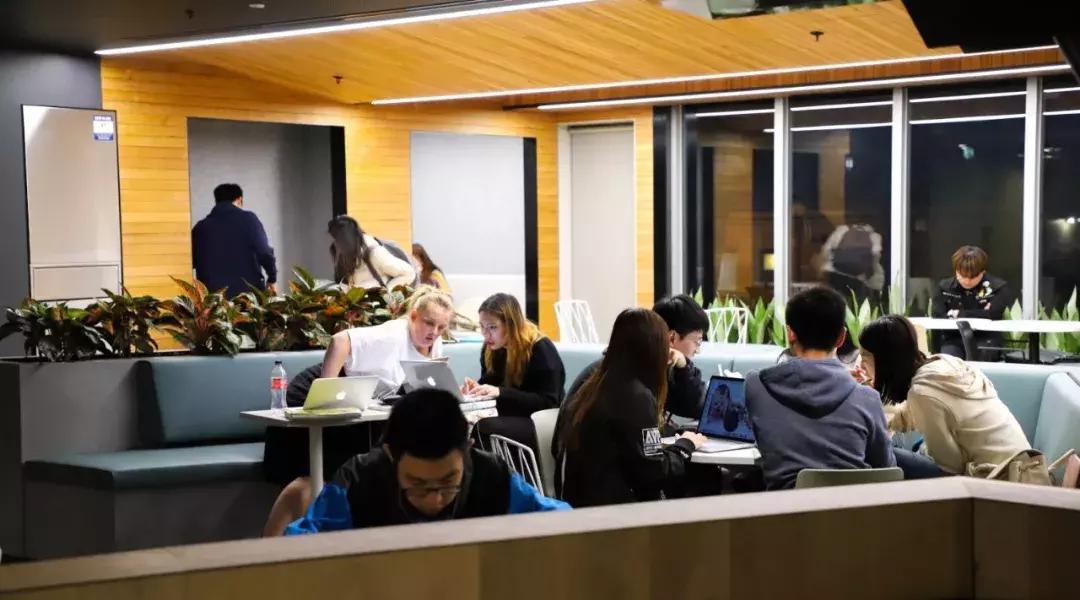 用这台3.0T的大宝马，来感受这座到处充斥着慢节奏的年轻城市