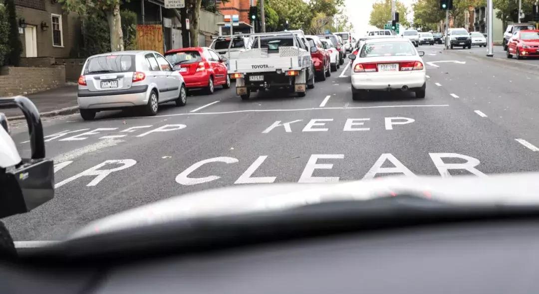 用这台3.0T的大宝马，来感受这座到处充斥着慢节奏的年轻城市