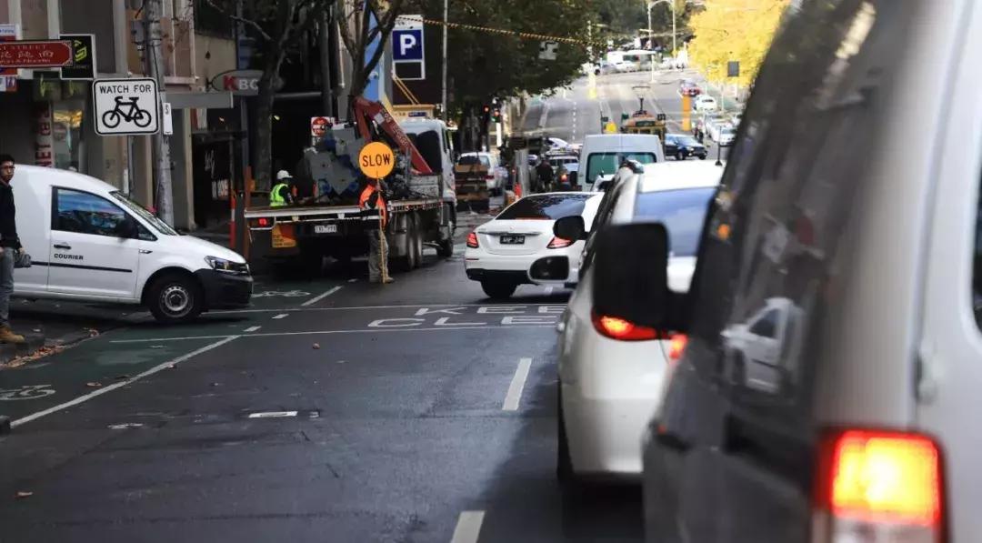 用这台3.0T的大宝马，来感受这座到处充斥着慢节奏的年轻城市