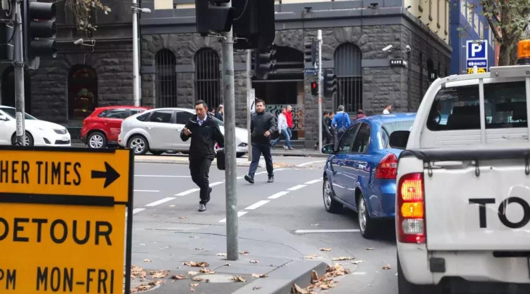 用这台3.0T的大宝马，来感受这座到处充斥着慢节奏的年轻城市