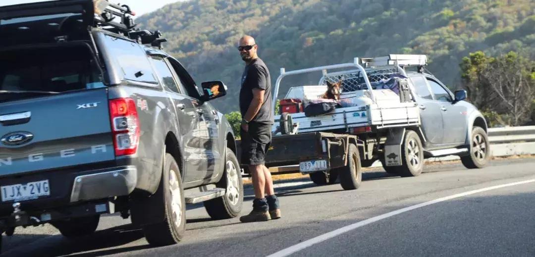 用这台3.0T的大宝马，来感受这座到处充斥着慢节奏的年轻城市