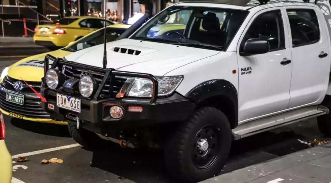 用这台3.0T的大宝马，来感受这座到处充斥着慢节奏的年轻城市