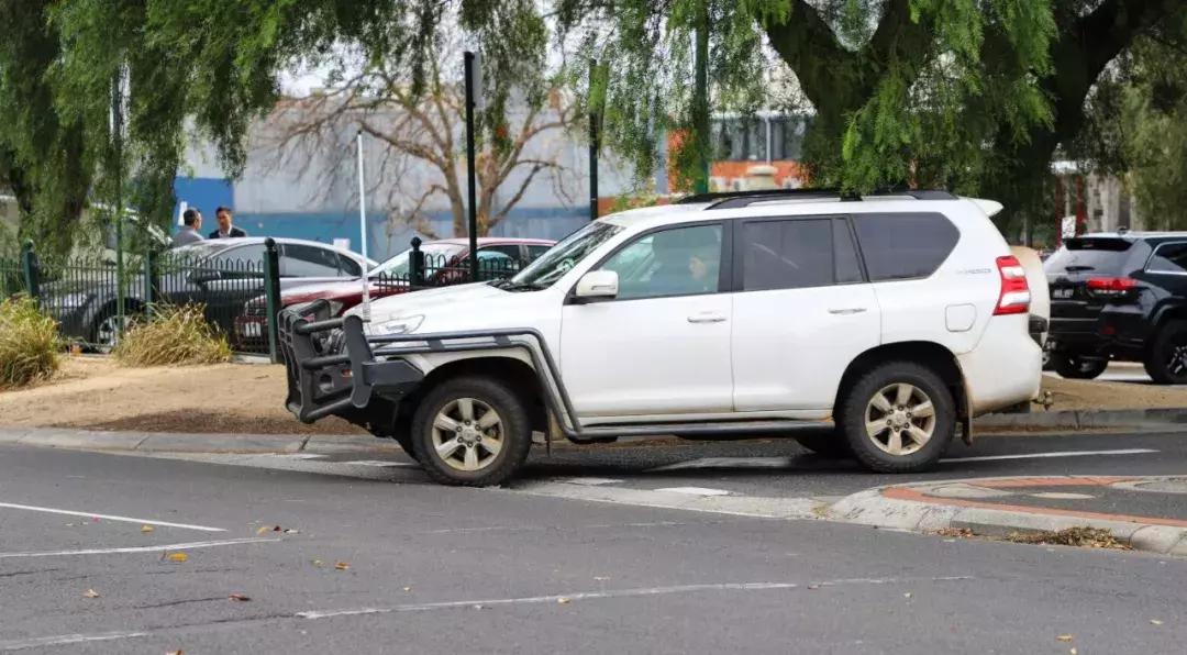 用这台3.0T的大宝马，来感受这座到处充斥着慢节奏的年轻城市