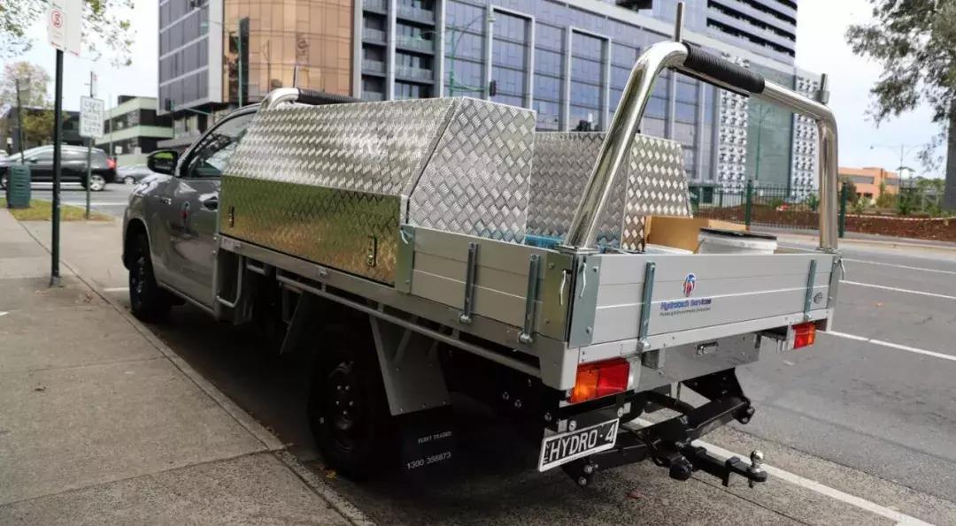 用这台3.0T的大宝马，来感受这座到处充斥着慢节奏的年轻城市