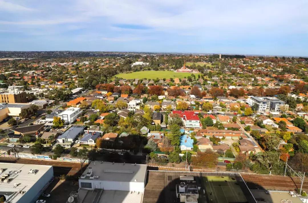 用这台3.0T的大宝马，来感受这座到处充斥着慢节奏的年轻城市