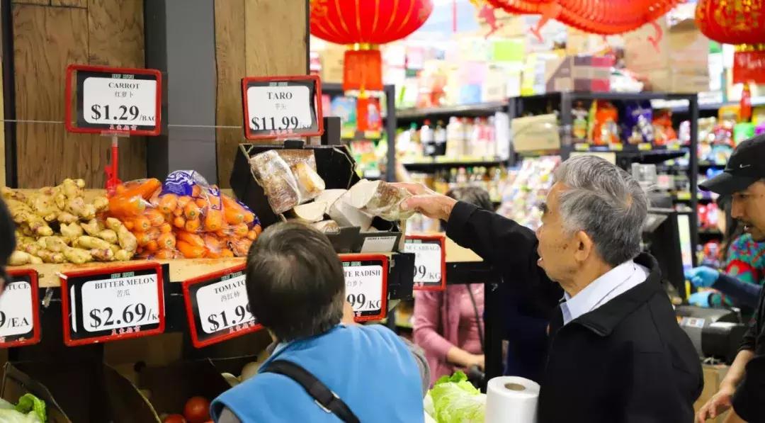 用这台3.0T的大宝马，来感受这座到处充斥着慢节奏的年轻城市