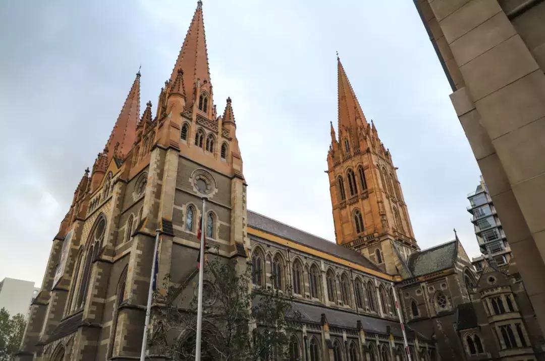 用这台3.0T的大宝马，来感受这座到处充斥着慢节奏的年轻城市