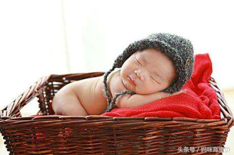 宝宝睡觉昼夜颠倒能自己调整好吗,睡眠时间昼夜颠倒怎么调整