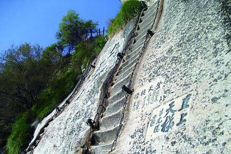 世界最“恐怖”阶梯直接吓到游客腿软，华山第一险，你去过吗