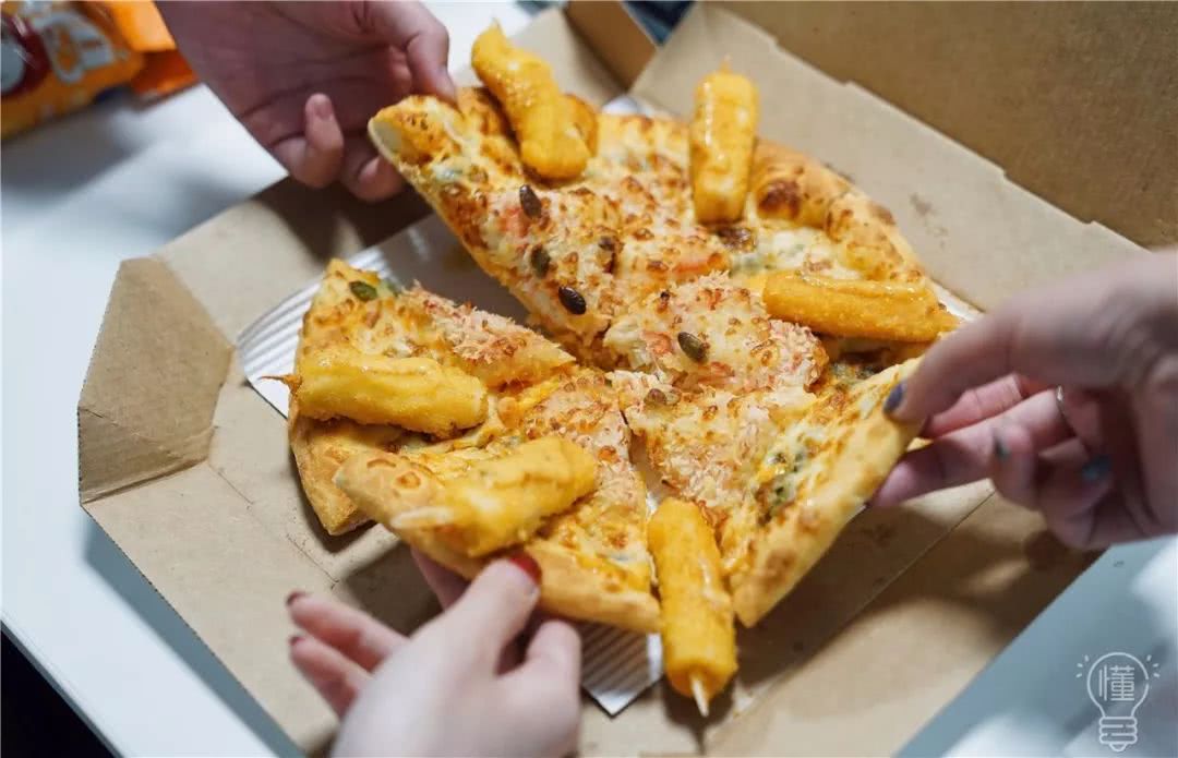 真的！这个29块9的披萨里我吃出了整整两只蟹！