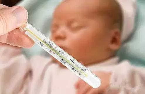 宝宝长湿疹咳嗽流鼻涕吃药也不好,小儿湿疹发烧最佳治疗方法