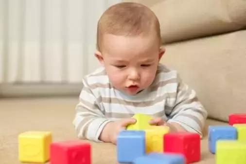 宝宝长湿疹咳嗽流鼻涕吃药也不好,小儿湿疹发烧最佳治疗方法