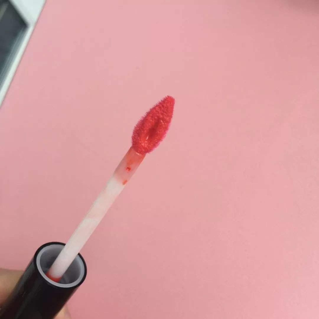 怎么擦唇釉不显唇纹,唇釉怎么涂才能不掉色