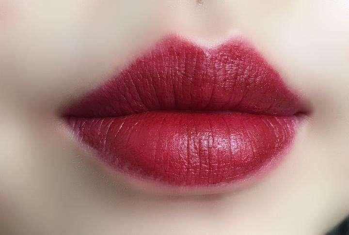 怎么擦唇釉不显唇纹,唇釉怎么涂才能不掉色
