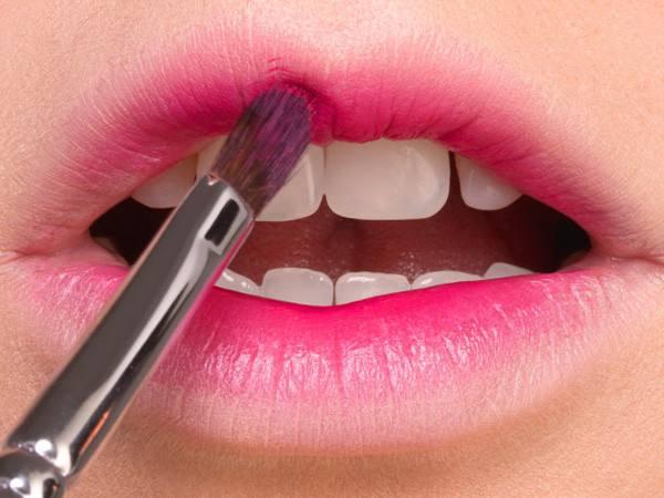 怎么擦唇釉不显唇纹,唇釉怎么涂才能不掉色