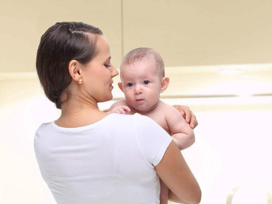 小孩总是驼背是不是缺钙,孩子驼背家长给孩子开肩