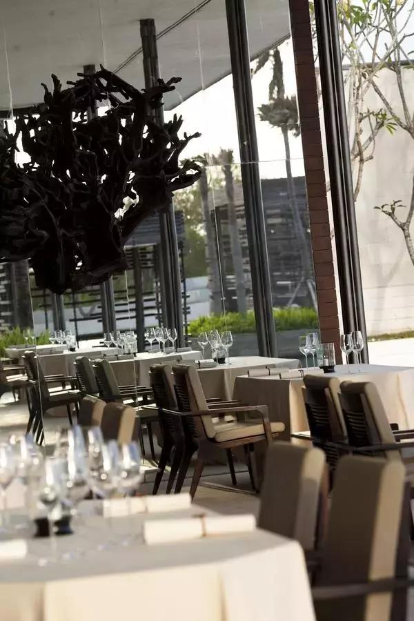 建在悬崖上的酒店,建在悬崖边上的鸟巢酒店敢住吗