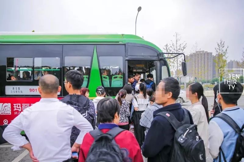 武汉每一辆901，都承载着江夏上万学子的青春！