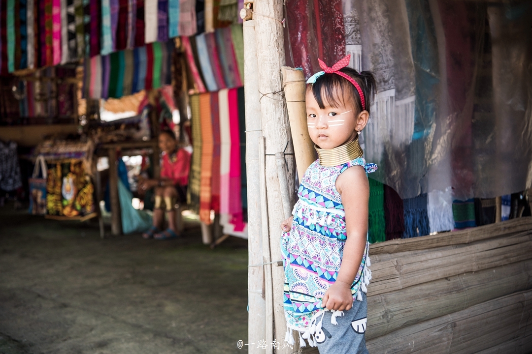 泰国有个奇异村落,女人靠拉长脖子吸引游客,有人说很残忍!