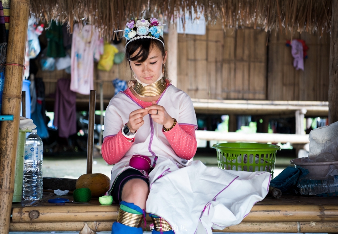 泰国有个奇异村落,女人靠拉长脖子吸引游客,有人说很残忍!