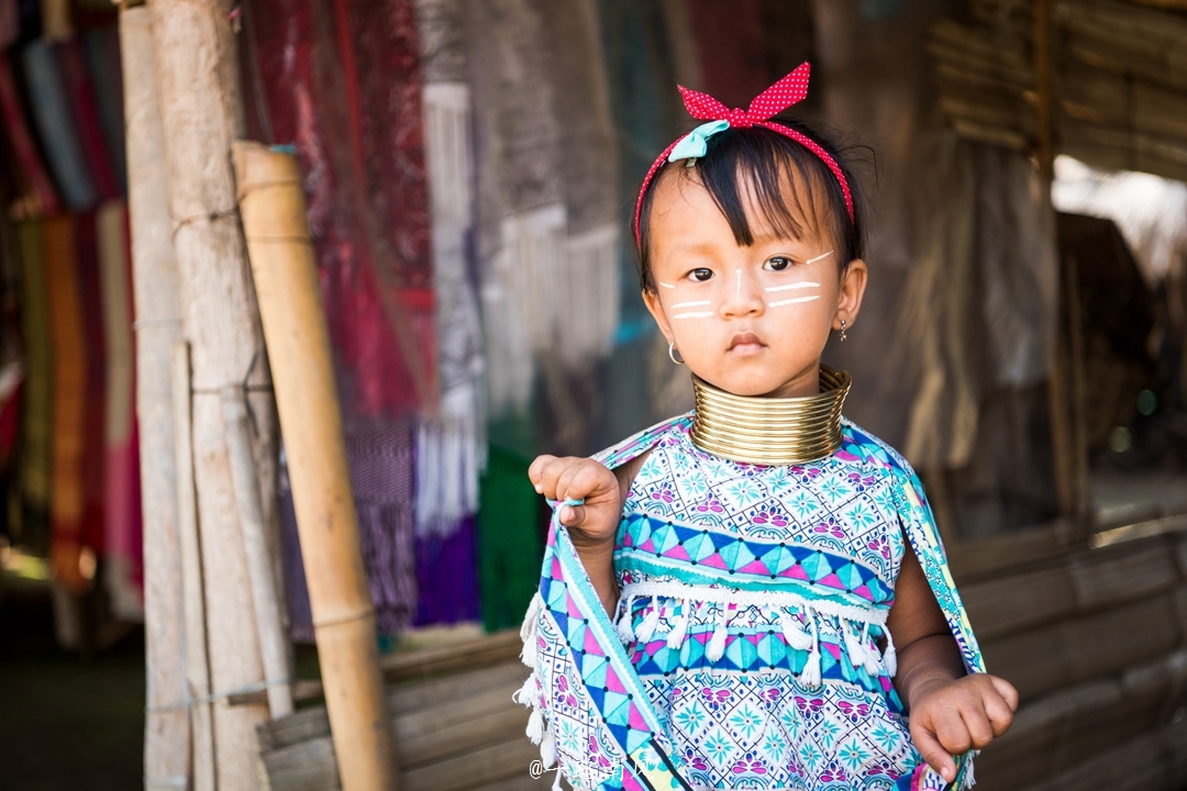 泰国有个奇异村落,女人靠拉长脖子吸引游客,有人说很残忍!