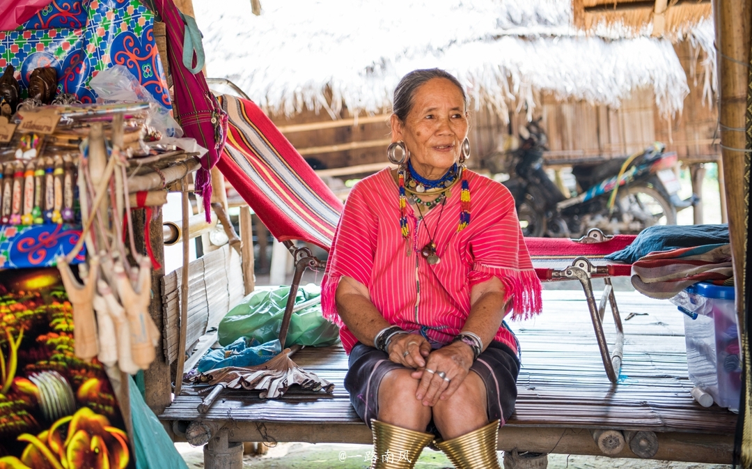 泰国有个奇异村落,女人靠拉长脖子吸引游客,有人说很残忍!