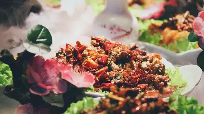 酸汤辣子蘸出来的美味，吃一口就丢魂！这座小城屡被综艺点名