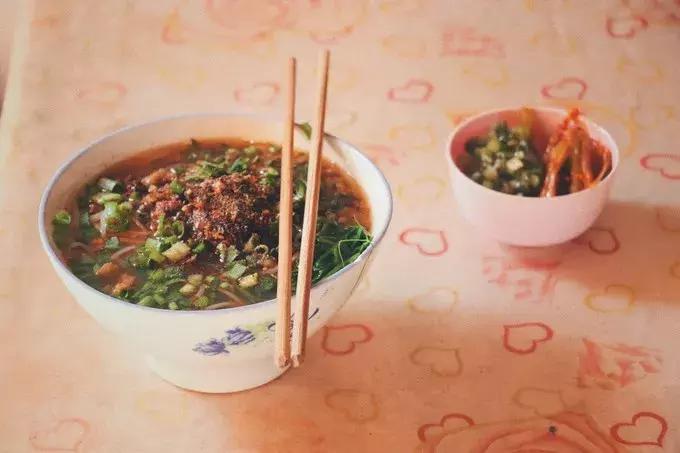 酸汤辣子蘸出来的美味，吃一口就丢魂！这座小城屡被综艺点名