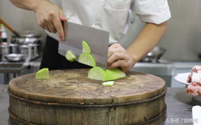 秋冬进补必不可少的红焖羊排，制作简单，配料详细一看就能学会