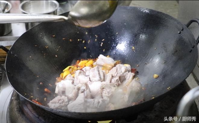 秋冬进补必不可少的红焖羊排，制作简单，配料详细一看就能学会