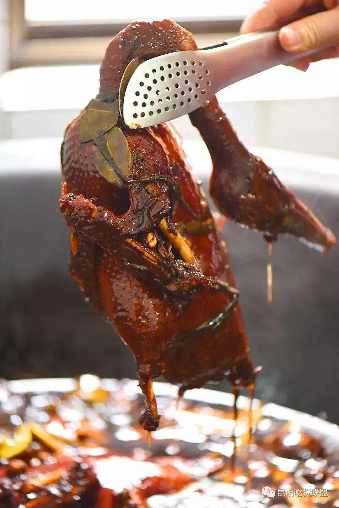 开了2年竟不知！昆明居民楼里神店，椒麻鸡酱烧鸭才进院就闻见香