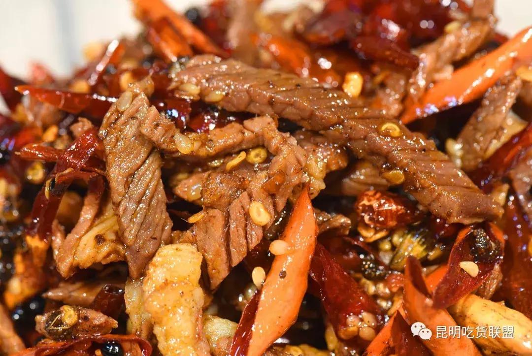 开了2年竟不知！昆明居民楼里神店，椒麻鸡酱烧鸭才进院就闻见香