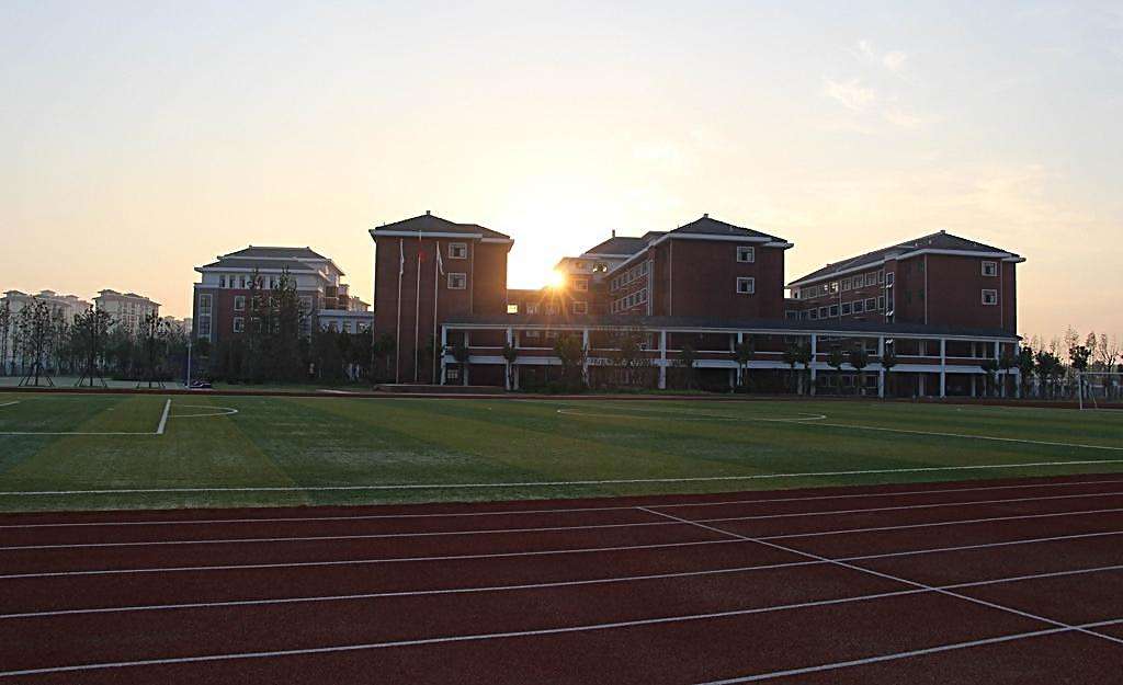 校园一角的好词好句好段,描写校园的好词好句好段