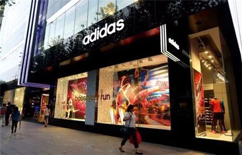 Balenciaga新产品再度被起诉抄袭？！