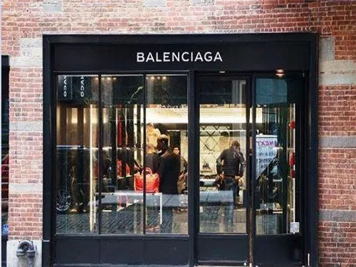 Balenciaga新产品再度被起诉抄袭？！