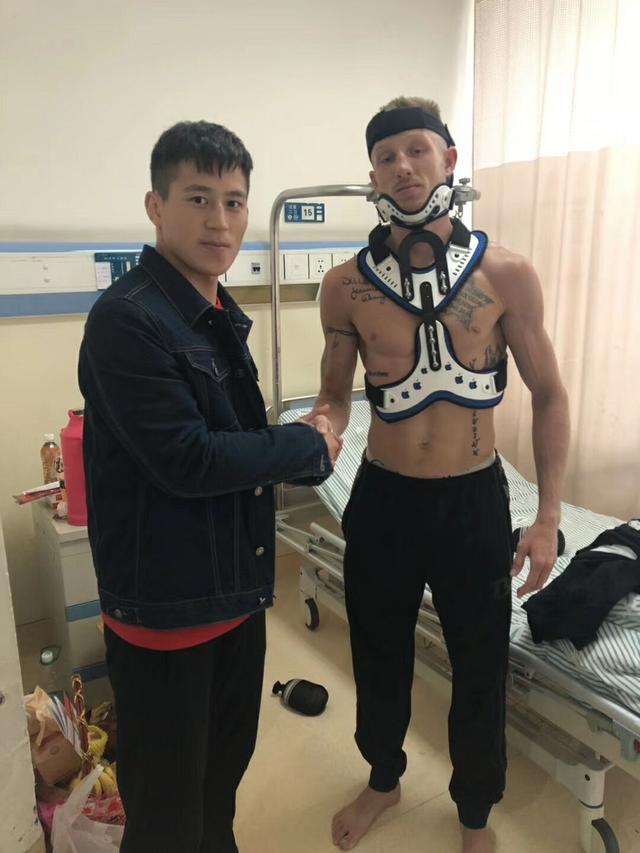 拳手擂台被打,擂台被掰断手臂还能比赛吗